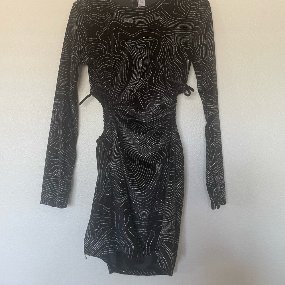 Worn once for photos with tags black and silver long sleeve dress
